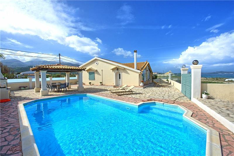 Beachfront villa in Acharavi, photograph 24