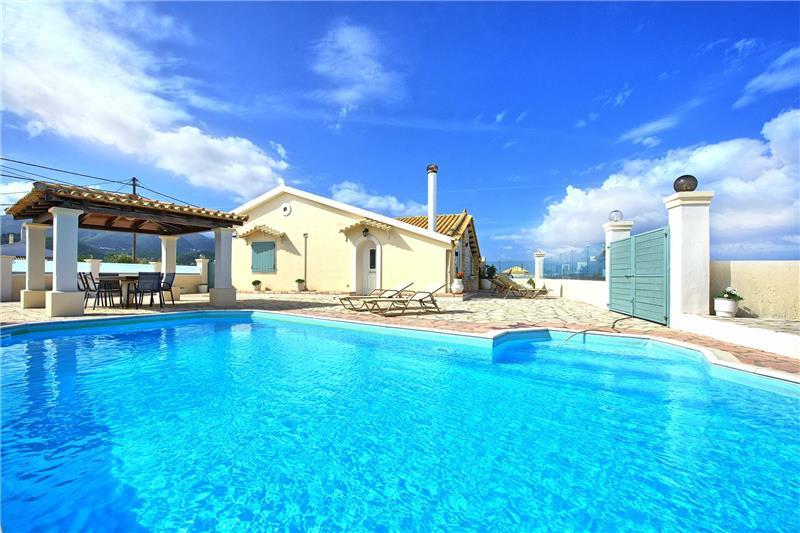 Beachfront villa in Acharavi, photograph 2