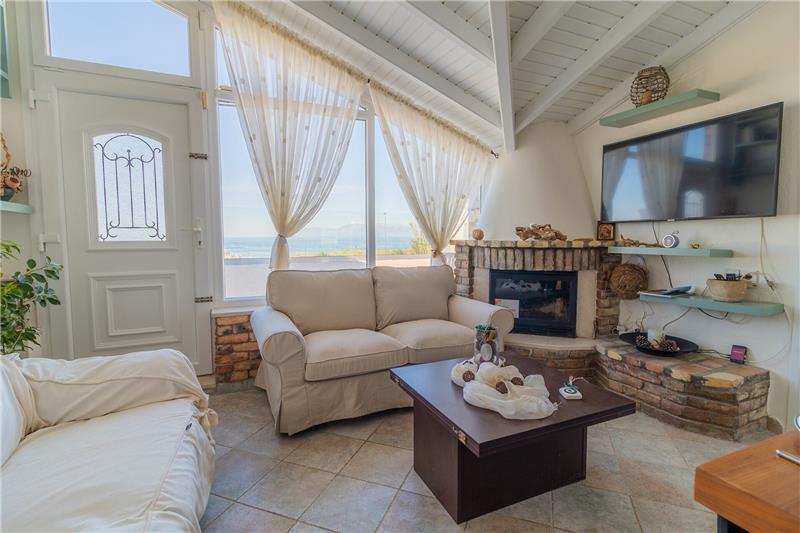 Beachfront villa in Acharavi, photograph 10