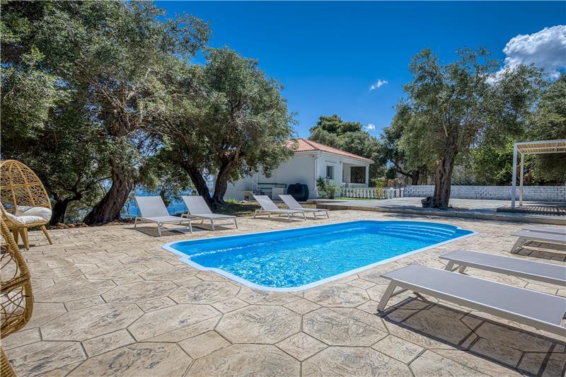 Beachfront villa in Perama, photograph 1