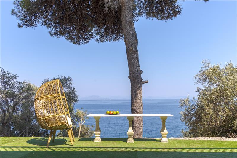 Beachfront villa in Perama, photograph 3