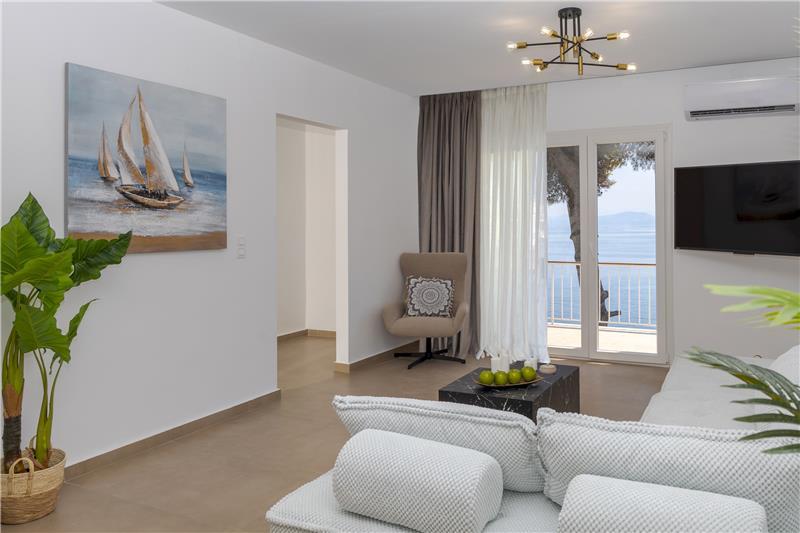 Beachfront villa in Perama, photograph 11