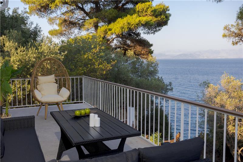 Beachfront villa in Perama, photograph 4