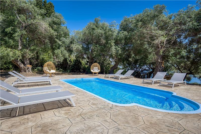 Beachfront villa in Perama, photograph 7