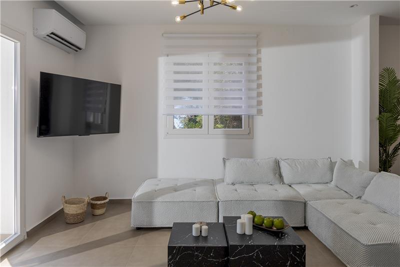 Beachfront villa in Perama, photograph 15