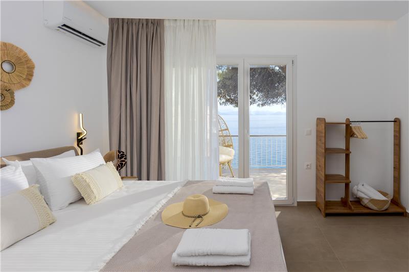 Beachfront villa in Perama, photograph 16