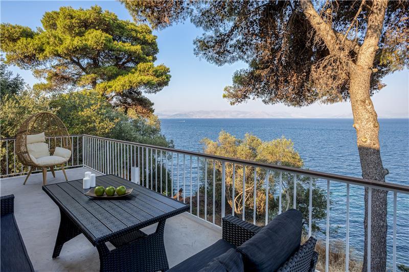 Beachfront villa in Perama, photograph 18