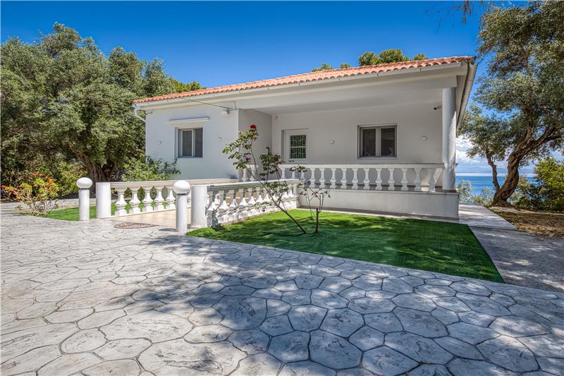 Beachfront villa in Perama, photograph 6