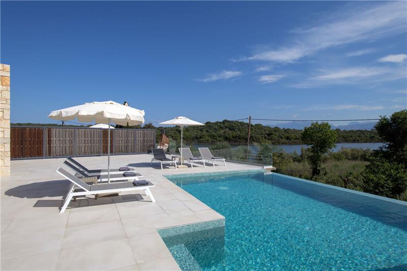 Sea-view villa in Acharavi, photograph 2