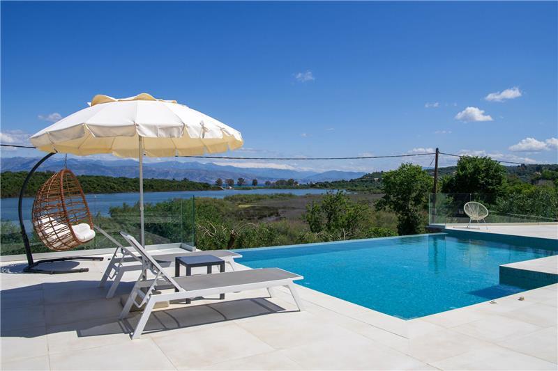 Sea-view villa in Acharavi, photograph 2