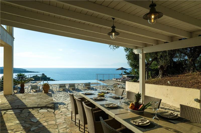 Beachfront villa in Acharavi, photograph 5