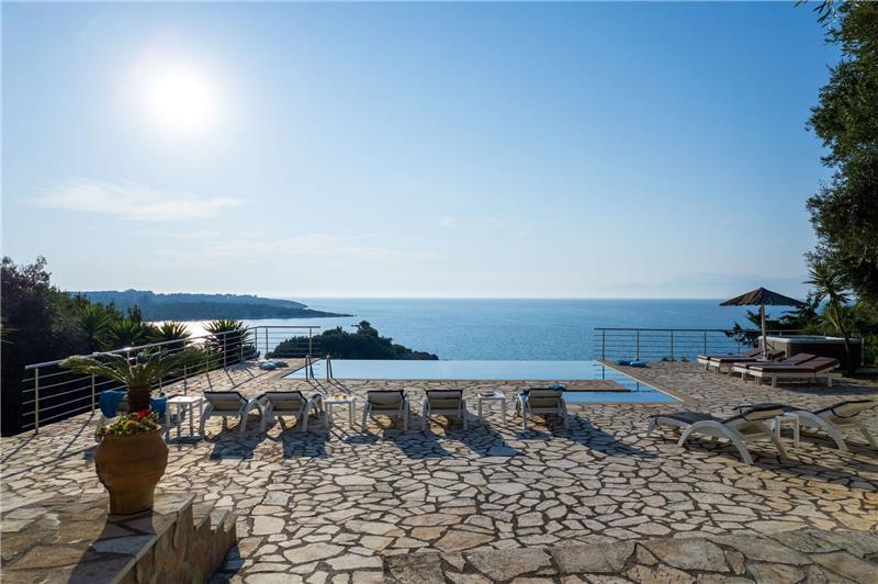 Beachfront villa in Acharavi, photograph 7