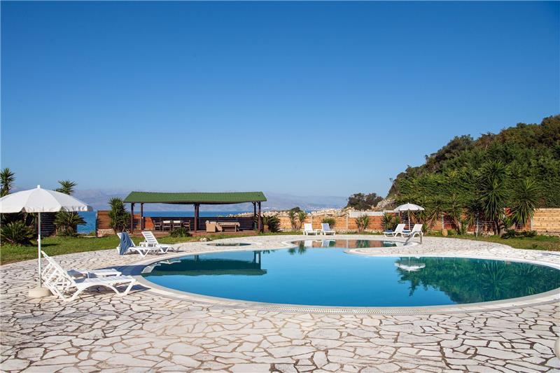 Beachfront villa in Acharavi, photograph 2