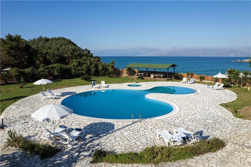 Beachfront villa in Acharavi, photograph 4