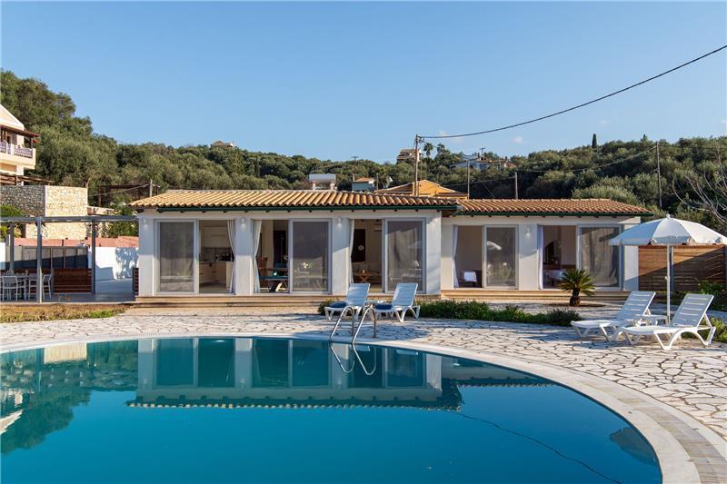 Beachfront villa in Acharavi, photograph 8