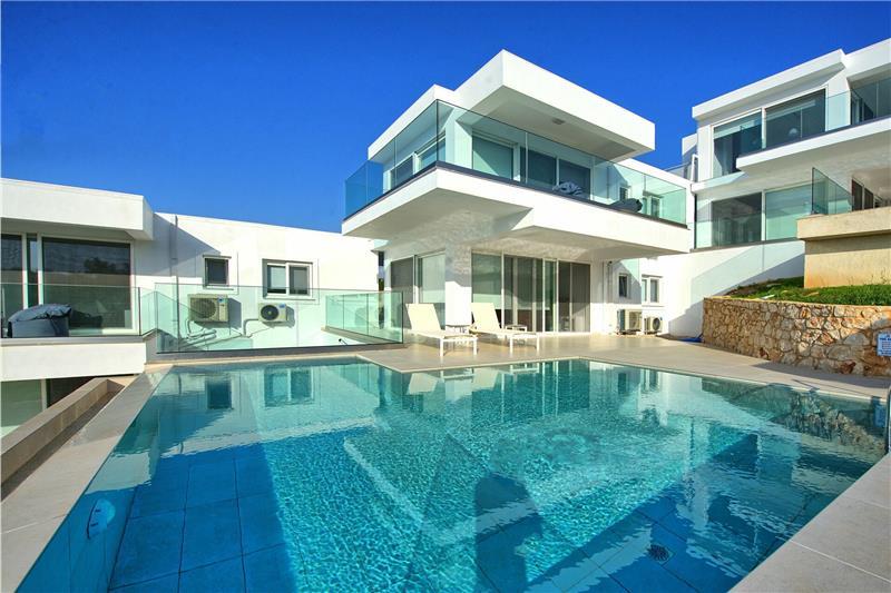 Sea-view villa in Apraos, photograph 1