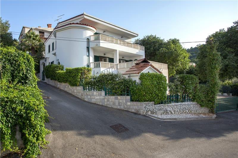 4-Bedroom Villa with Pool, Sleeps 8–12 – Ciovo, near Trogir