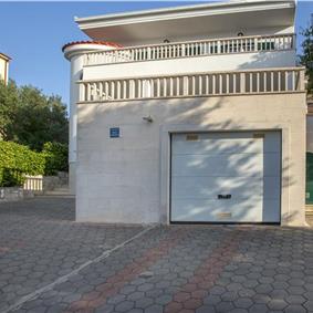 4-Bedroom Villa with Pool, Sleeps 8–12 – Ciovo, near Trogir