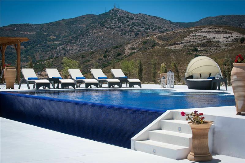 Beachfront villa in Heraklion, photograph 2