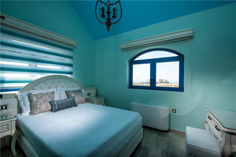 Beachfront villa in Heraklion, photograph 21