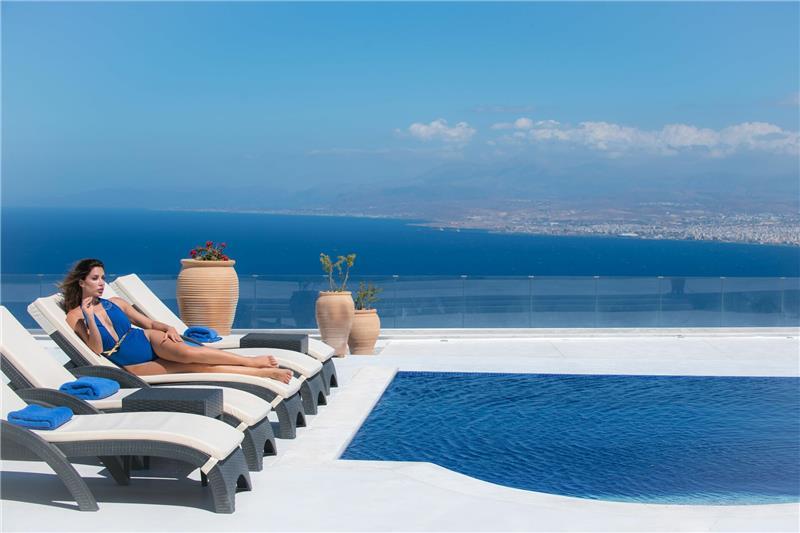 Beachfront villa in Heraklion, photograph 3