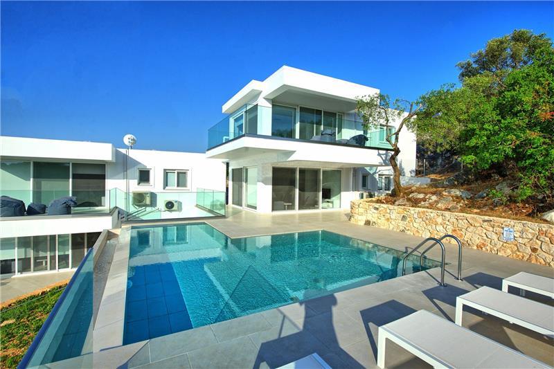 Sea-view villa in Apraos, photograph 1
