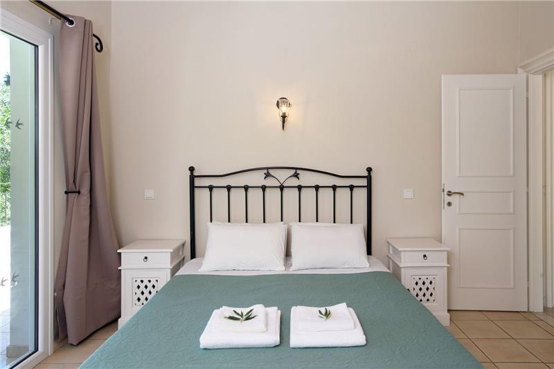 Beachfront villa in Kassiopi, photograph 21