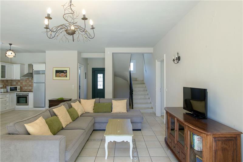 Beachfront villa in Kassiopi, photograph 7