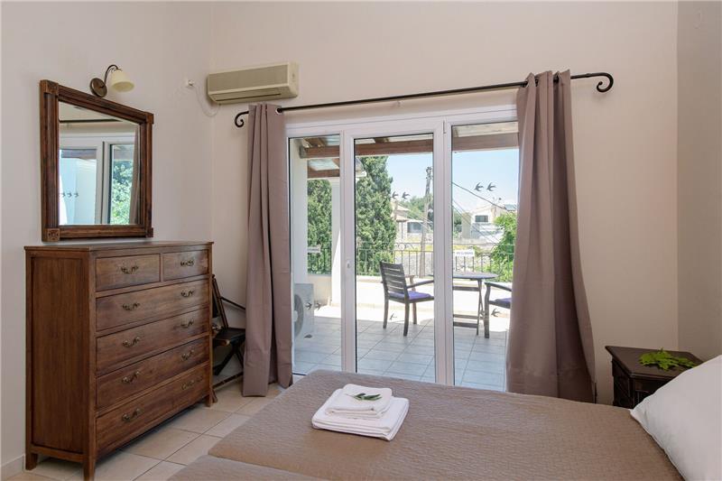 Beachfront villa in Kassiopi, photograph 13