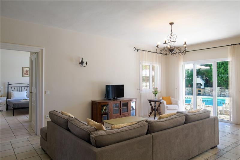 Beachfront villa in Kassiopi, photograph 6