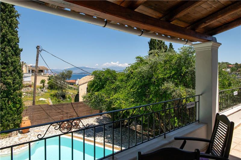 Beachfront villa in Kassiopi, photograph 3