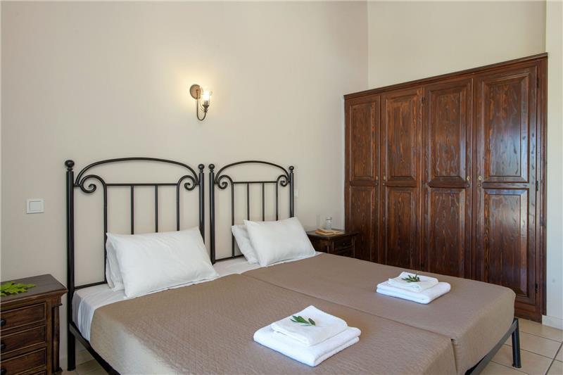 Beachfront villa in Kassiopi, photograph 14