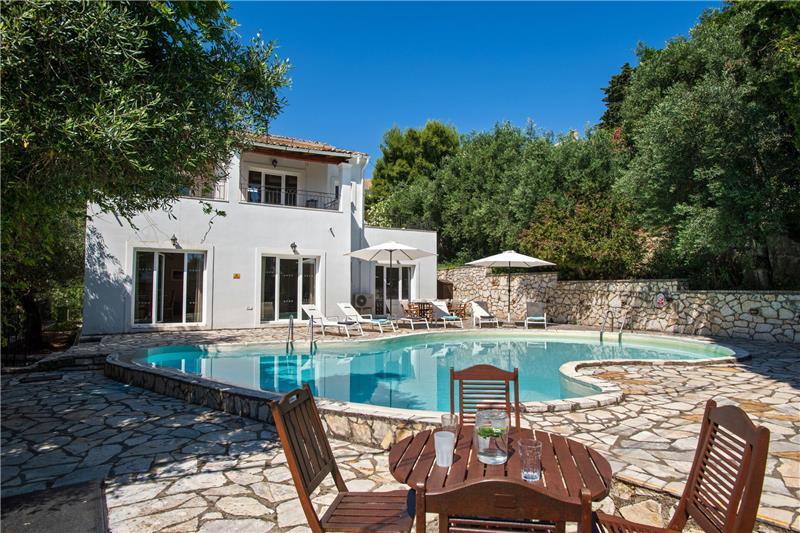 Beachfront villa in Kassiopi, photograph 4