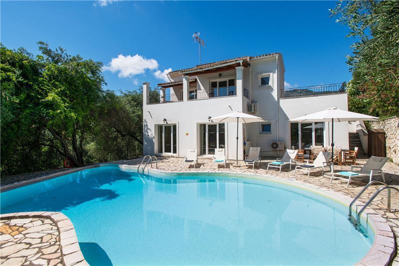 Beachfront villa in Kassiopi, photograph 1