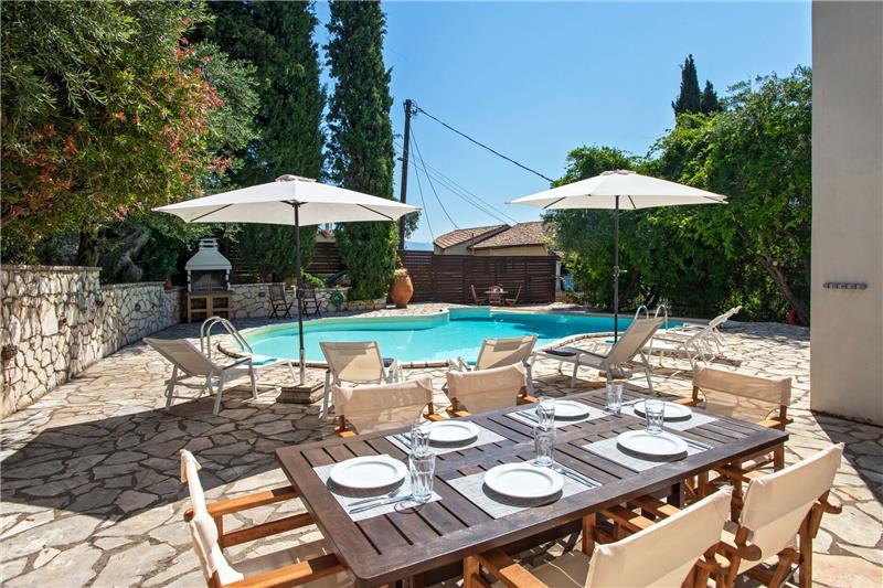 Beachfront villa in Kassiopi, photograph 2