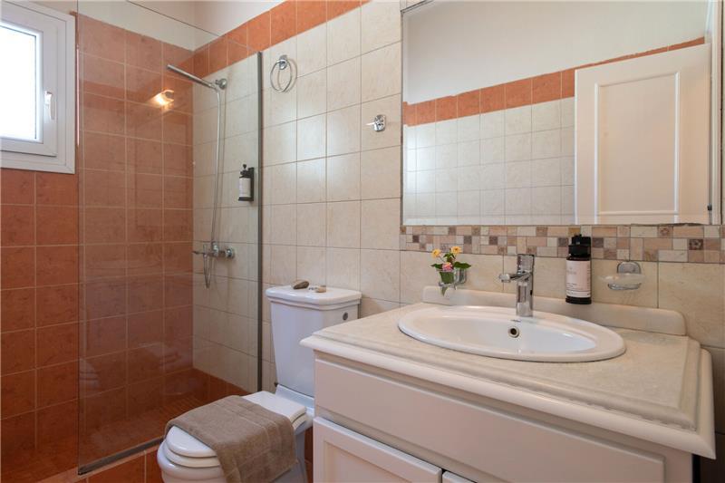 Beachfront villa in Kassiopi, photograph 18