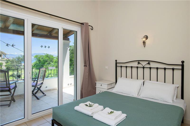 Beachfront villa in Kassiopi, photograph 20