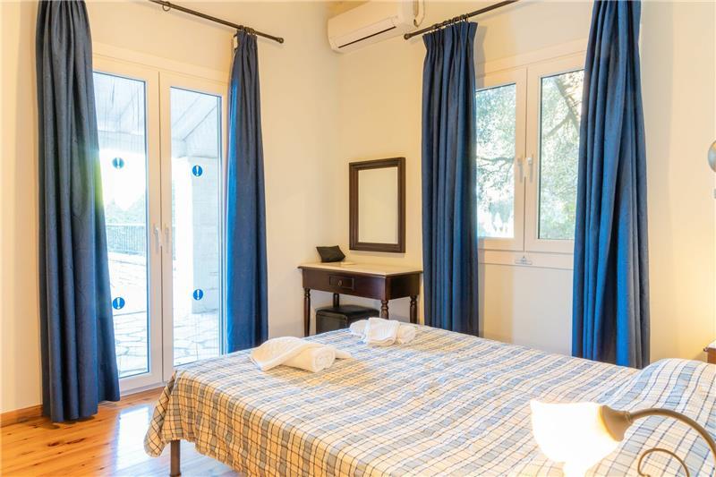 Beachfront villa in Kassiopi, photograph 17