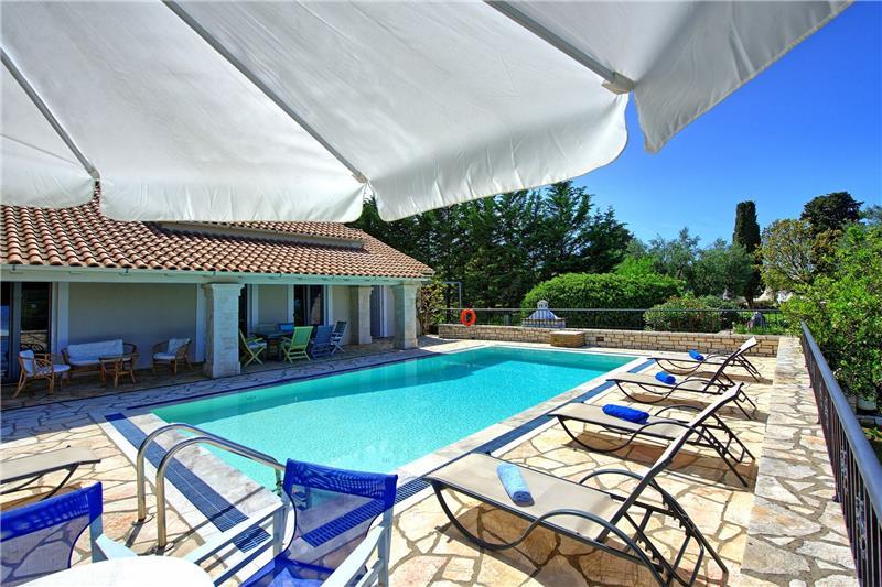 Beachfront villa in Kassiopi, photograph 5