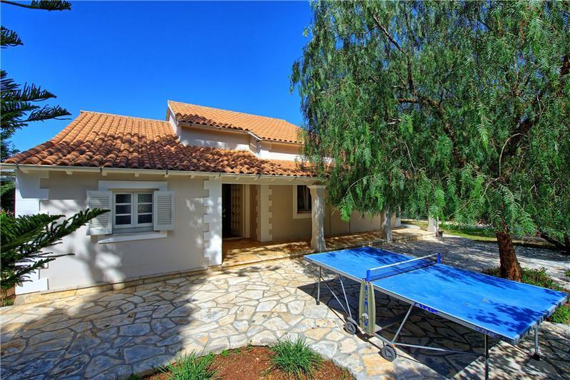 Beachfront villa in Kassiopi, photograph 6