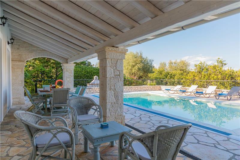 Beachfront villa in Kassiopi, photograph 3
