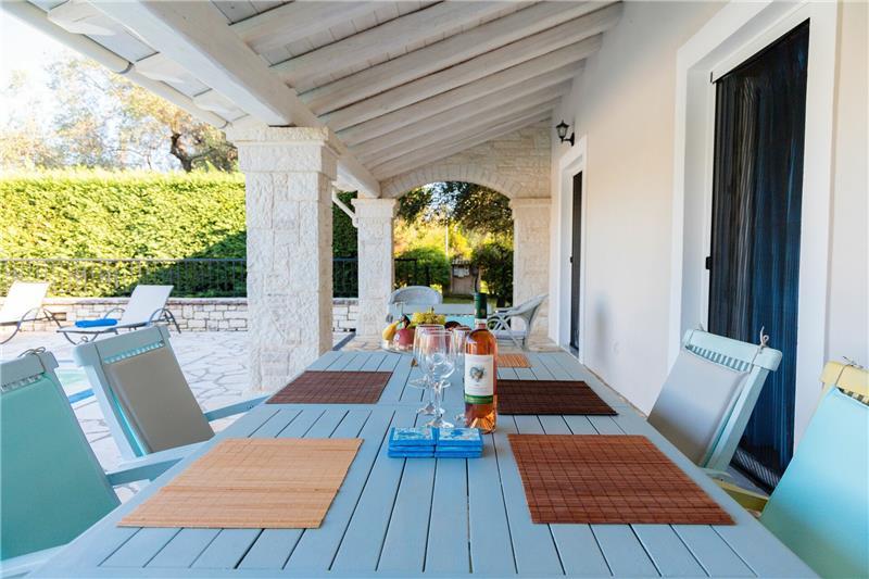 Beachfront villa in Kassiopi, photograph 4