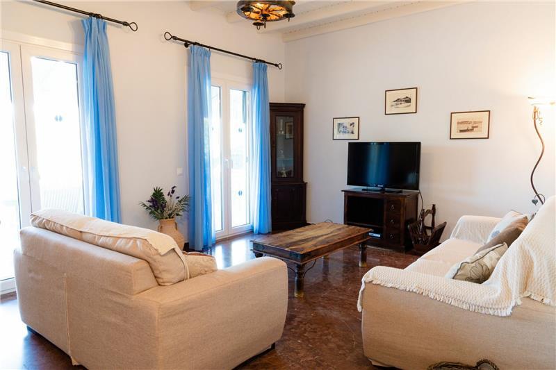 Beachfront villa in Kassiopi, photograph 7
