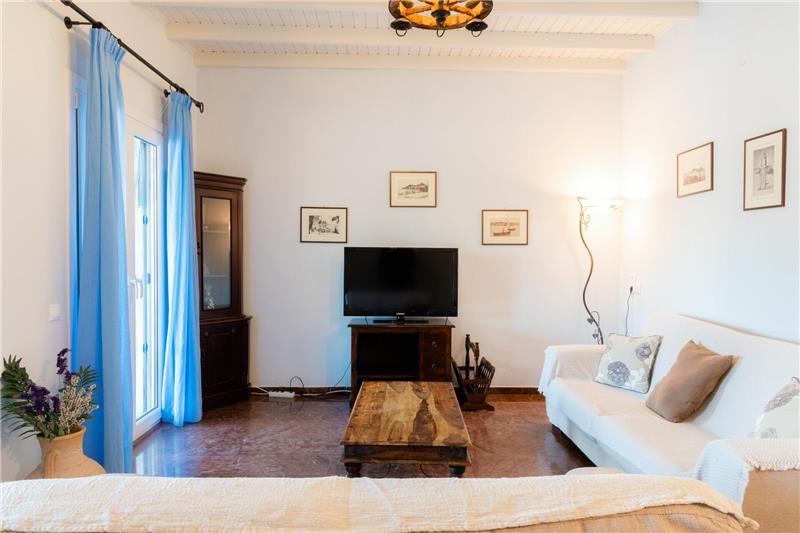 Beachfront villa in Kassiopi, photograph 8