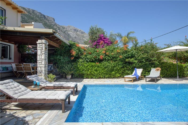 Beachfront villa in Barbati, photograph 4