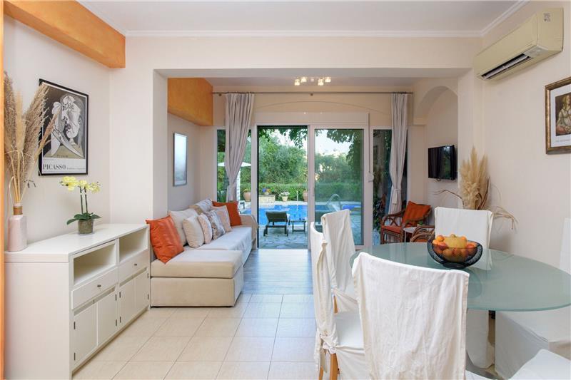 Beachfront villa in Barbati, photograph 8