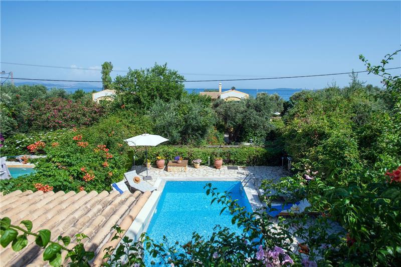 Beachfront villa in Barbati, photograph 3