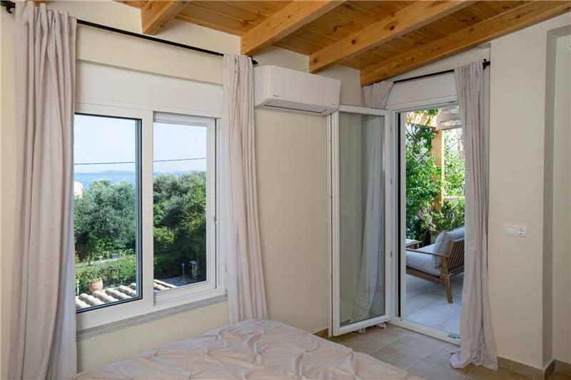 Beachfront villa in Barbati, photograph 9