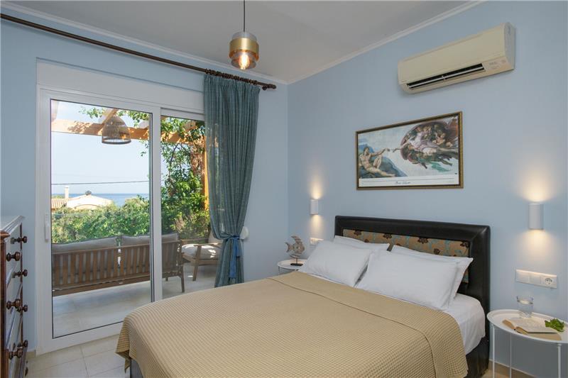 Beachfront villa in Barbati, photograph 12