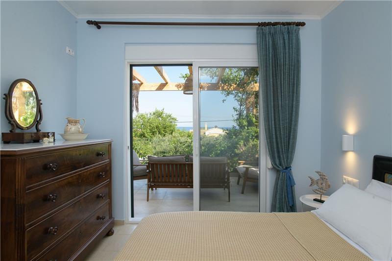 Beachfront villa in Barbati, photograph 14